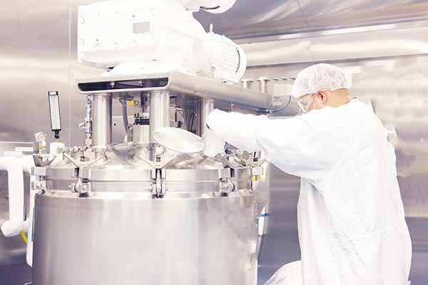 Investigador en laboratorio de biotecnología